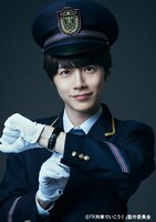 佐藤信長扮する滑川達也。（“駅員さん”ver.）