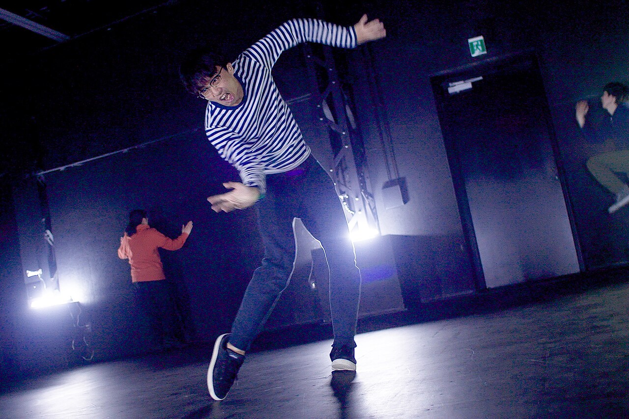 行為は空洞で劇場は空き地、山下残が劇場に人々招く「Invitation」本日開幕