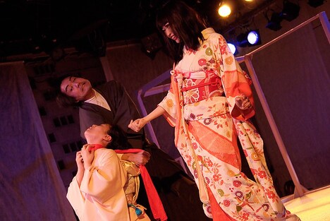 劇団怪獣無法地帯 第30回公演「散ル 咲ク わらう花」より。