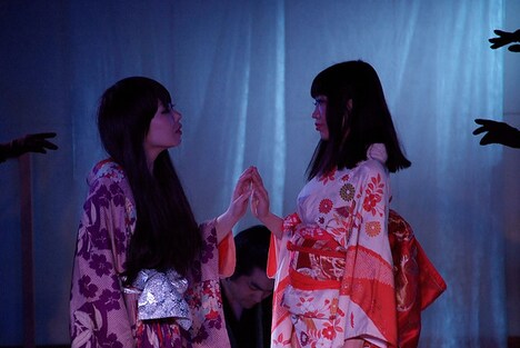 劇団怪獣無法地帯 第30回公演「散ル 咲ク わらう花」より。