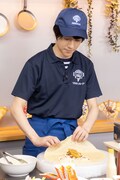 「『2.5次元男子推しTV』シーズン4」第3回より。クレープを包む鈴木拡樹。