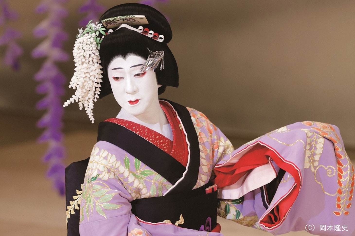 「《シネマ歌舞伎》二人藤娘／日本振袖始」より「二人藤娘」。(c)岡本隆史