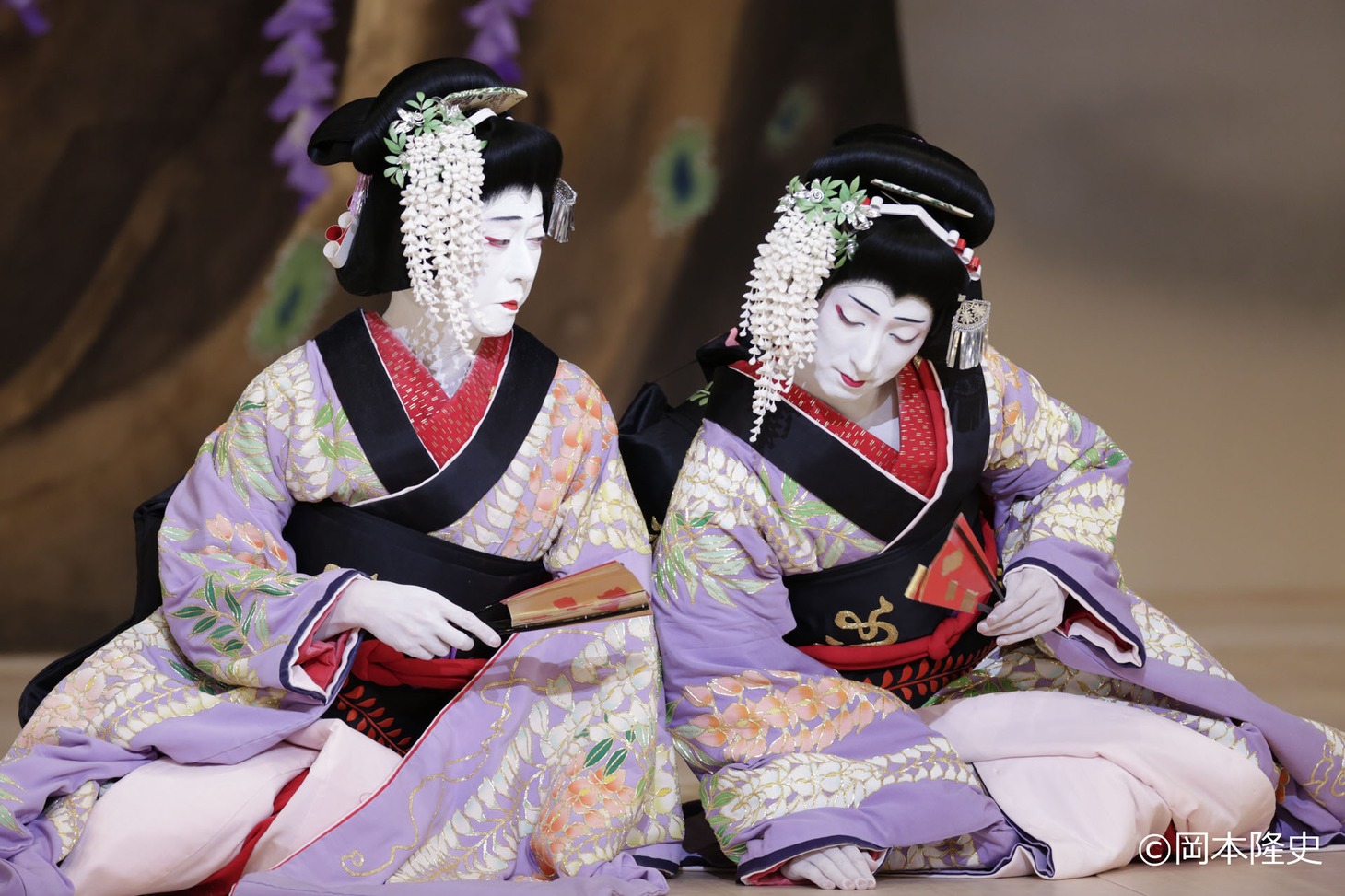 「《シネマ歌舞伎》二人藤娘／日本振袖始」より「二人藤娘」。(c)岡本隆史