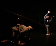 踊る「熊谷拓明」カンパニー 試作ダンス劇「明日の裏の底の方」より。(撮影:大洞博靖)