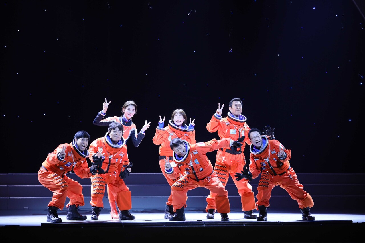 熱海五郎一座「東京喜劇『翔べないスペースマンと危険なシナリオ～ギャグマゲドンmission～』」より。