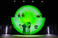 範宙遊泳「うまれてないからまだしねない」（2019年上演版）より。（撮影：鈴木竜一朗）