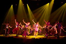 地球ゴージャス25周年祝祭公演「星の大地に降る涙 THE MUSICAL」ゲネプロより。