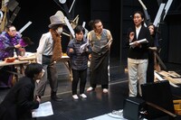 鳥の劇場「《不思議の国のアリスの》帽子屋さんのお茶の会」より。