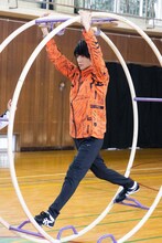 「『2.5次元男子推しTV』シーズン4」第4回より。ラートに挑戦する鈴木拡樹。