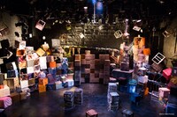 一色洋平×小沢道成「巣穴で祈る遭難者」より。