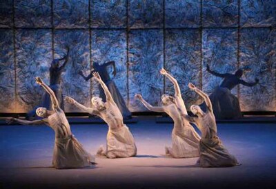 山海塾「海の賑わい 陸（オカ）の静寂―めぐり」より。(c)Sankai Juku