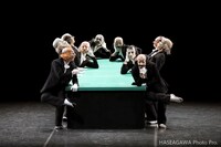 「緑のテーブル」より“テーブルシーン”。