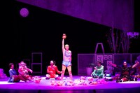 キム・ジョン演出「ファーム」より。