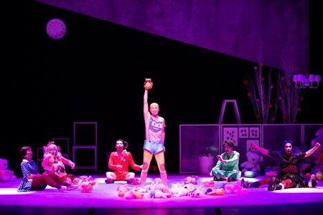 キム・ジョン演出「ファーム」より。