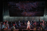 オペラ「紫苑物語」より。（撮影：寺司正彦）