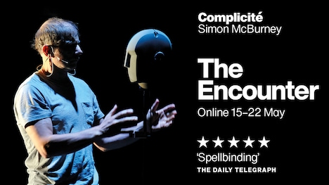 サイモン・マクバーニー演出・出演の一人芝居「The Encounter」本日深夜から配信開始