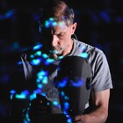 サイモン・マクバーニー演出・出演の一人芝居「The Encounter」本日深夜から配信開始