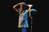 コンプリシテ「The Encounter」より。（Photo by Robbie Jack）