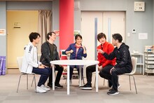 左から井上芳雄、鈴木壮麻、濱田めぐみ、城田優、岸祐二。