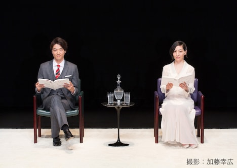 「ラヴ・レターズ~こけら落としスペシャル~」より、左から井上芳雄、坂本真綾。(撮影:加藤幸広)