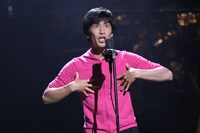 本多劇場グループ PRESENTS「DISTANCE」より、永島敬三「ときめきラビリンス」。（撮影：和田咲子）