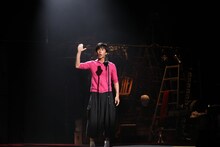 本多劇場グループ PRESENTS「DISTANCE」より、永島敬三「ときめきラビリンス」。（撮影：和田咲子）