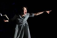 本多劇場グループ PRESENTS「DISTANCE」より、井上小百合「齷齪とaccept」。（撮影：和田咲子）