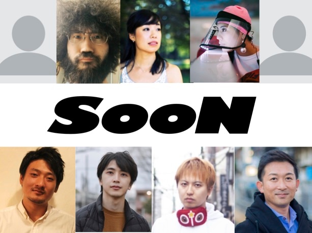 SooNメンバー。上段左からMr.Soon（匿名メンバー）、小山晶嗣、目澤芙裕子、柴田菜々子、Ms.Soon（匿名メンバー）。下段左から鄭慶一、​大園康司、西純之介、阿部晃久。