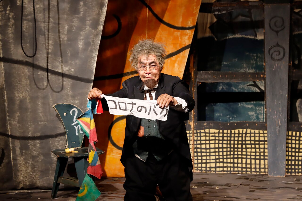 「柄本明ひとり芝居『煙草の害について』」より。（撮影：加藤孝）