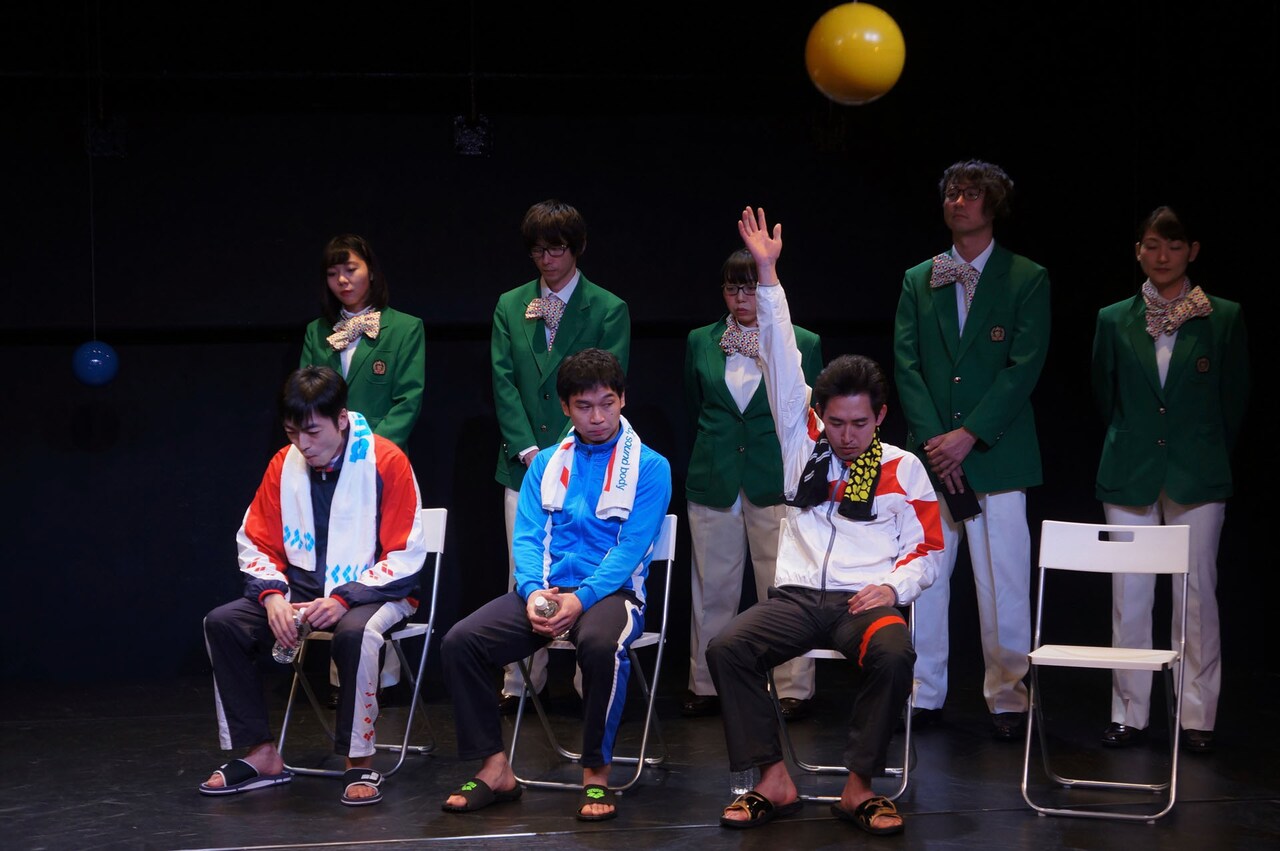 青年団「コントロールオフィサー」上演映像公開中、試合終了後のドーピング検査室が舞台