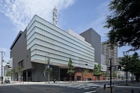 KAAT神奈川芸術劇場の外観。