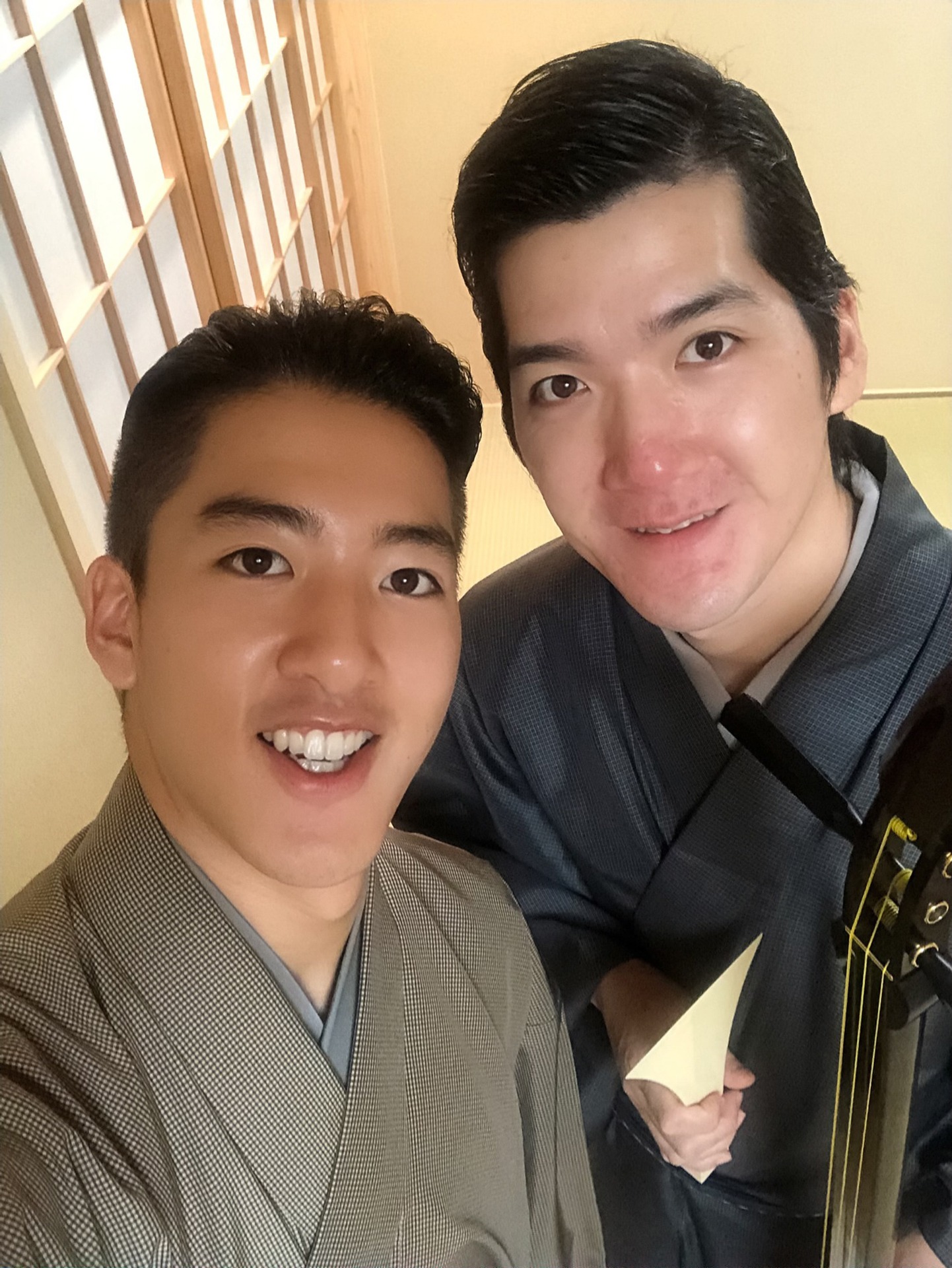 アースカラーのお着物で、兄・清元斎寿（右）と。