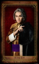 寿里扮するロット王。