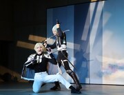 2.5次元ミュージカル「ミュージカル『刀剣乱舞』」より刀剣男士（髭切 / 膝丸）。（写真提供：日本芸術文化振興会）