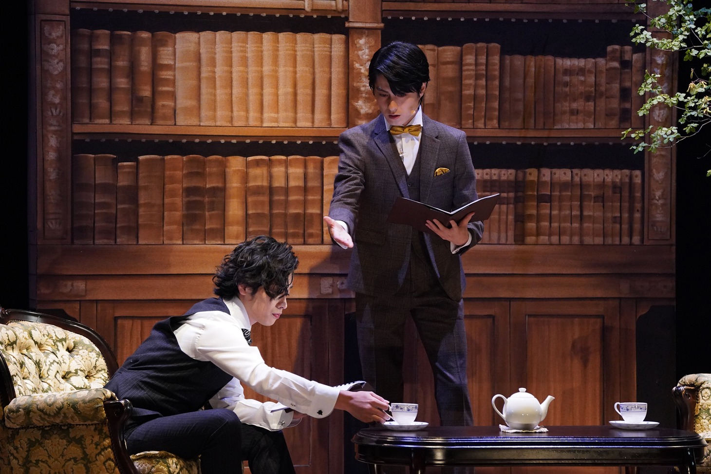 「リーディングシアター『緋色の研究』」より、松村龍之介、鈴木勝吾出演回の様子。（撮影：金丸圭）