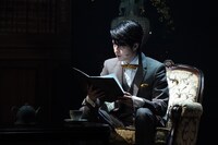 「リーディングシアター『緋色の研究』」より、松村龍之介、鈴木勝吾出演回の様子。（撮影：金丸圭）