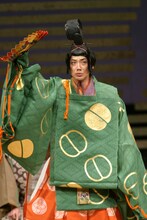 「業平餅」より、野村萬斎扮する在原業平。（撮影：吉川信之）