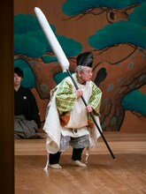 「業平餅」より、野村万作扮する傘持。（撮影：政川慎治）