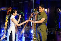 左から屋比久知奈、小野田龍之介。