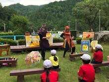 SPAC 学校訪問プロジェクト「ひらけ！パフォーミングアーツのとびら『音芝居』」の様子。(c)SPAC