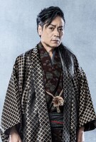 山崎銀之丞扮する羅厳。