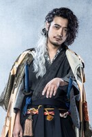 谷口賢志扮する天元。