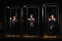 「劇場の灯を消すな！Bunkamuraシアターコクーン編 松尾スズキプレゼンツ アクリル演劇祭」の収録より、左から小池徹平、神木隆之介、阿部サダヲ。