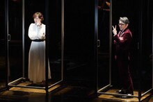 「劇場の灯を消すな！Bunkamuraシアターコクーン編 松尾スズキプレゼンツ アクリル演劇祭」の収録より、左から秋山菜津子、村杉蝉之介。