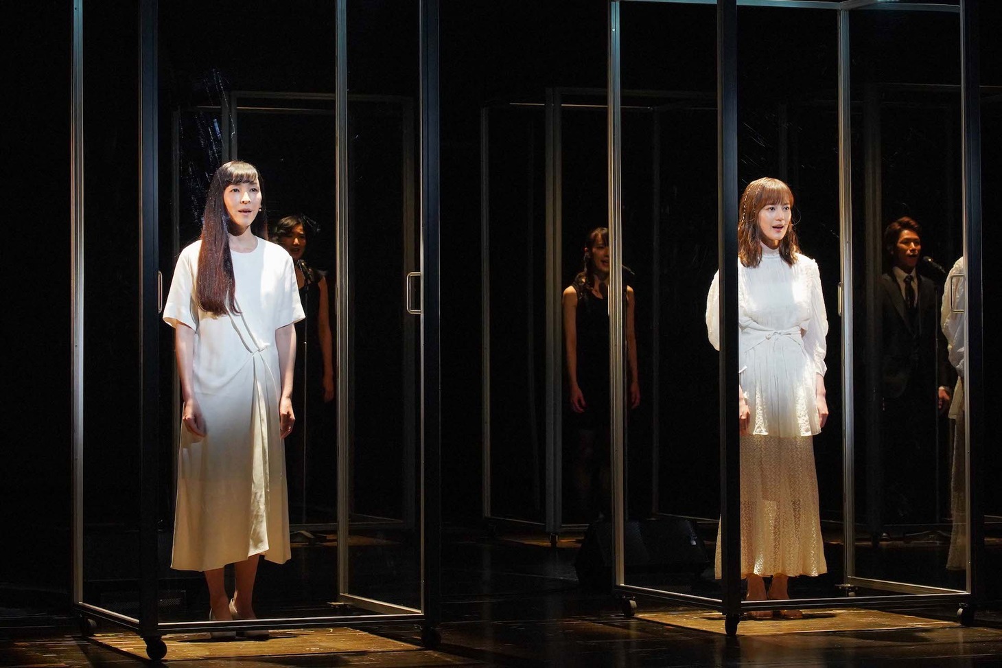 「劇場の灯を消すな！Bunkamuraシアターコクーン編 松尾スズキプレゼンツ アクリル演劇祭」の収録より、左から麻生久美子、生田絵梨花。