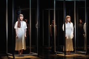 「劇場の灯を消すな!Bunkamuraシアターコクーン編 松尾スズキプレゼンツ アクリル演劇祭」の収録より、左から麻生久美子、生田絵梨花。