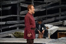 辻萬長演じるバチェク。