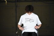 「TOHO MUSICAL LAB.」Tシャツを見つめる木村達成。