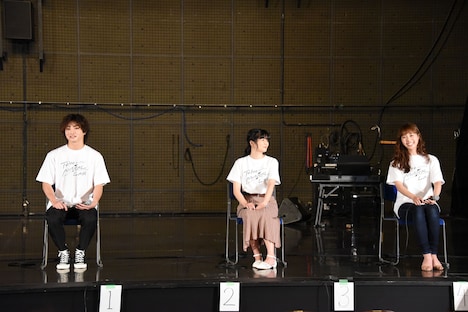 左から木村達成、田村芽実、妃海風。