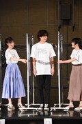 パーテーションを動かす生田絵梨花（左）と田村芽実（右）。中央は、スペースを狭められて笑う木村達成。